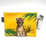 サファリポーチ(フラット)- Curious Simba -