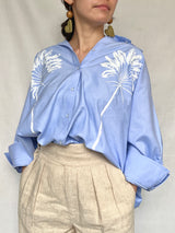 オーバーサイズシャツ - ブルーシャツ×ホワイトパームツリー -