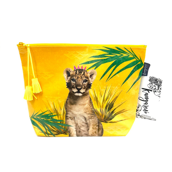 サファリポーチ（マチ付き）- Curious Simba -